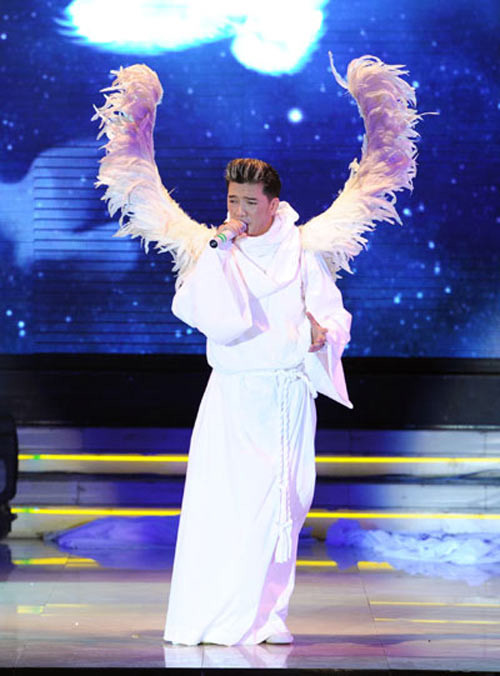 Đàm Vĩnh Hưng đá xéo Tùng Dương hát Bolero: Tôi chỉ biết cười thôi